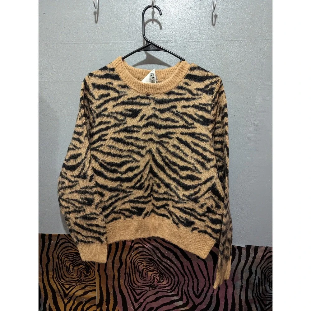 Divided H&M womens M tiger design long sleeve soft shirt top NWT‎